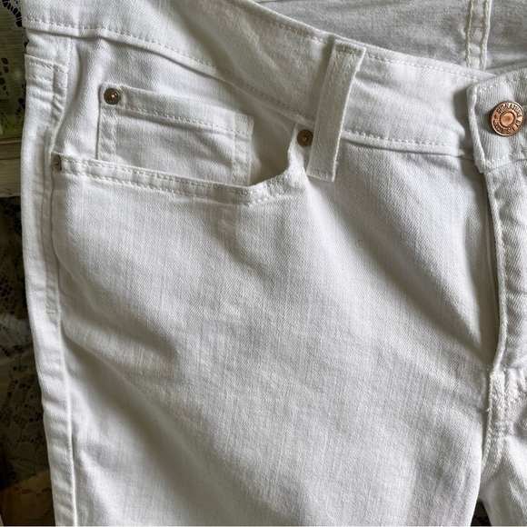 Levis Signature Gold Mid Rise Skinny White Bermuda Shorts Women’s 16 W33 Cuffed - Picture 4 of 9